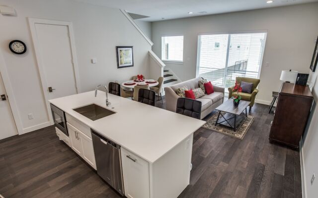 Modern Dallas TownHome 2 BR fully furnis