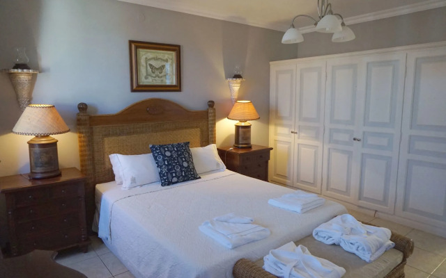 Faros Suites - Adults Only
