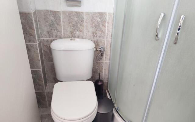 Modern 1Br apt , Garden , View & AC