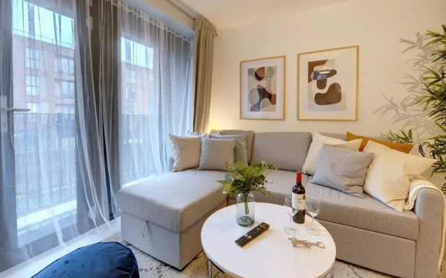 Lovely Flat in Kiln Close With Free Parking