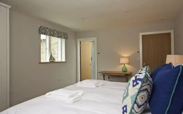 3 the Drive, Hillfield Village