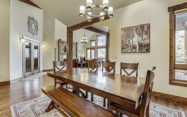 Highlands Getaway 4 Bedroom Home by RedAwning