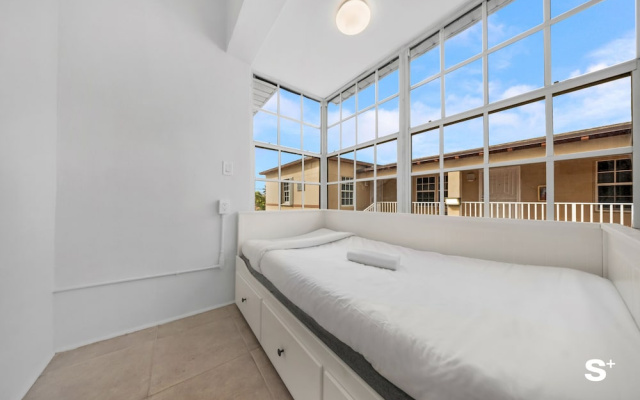 Spacious 1BD Beachside Apt -Free Parking