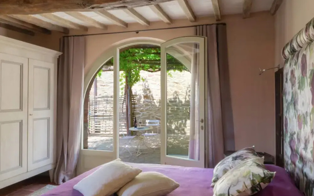 Villa in Arezzo With Pool and Vineyards