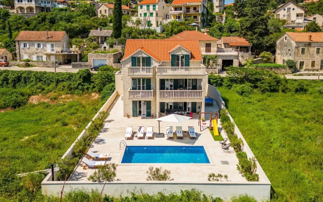 Janie in Splitska With 4 Bedrooms and 2 Bathrooms