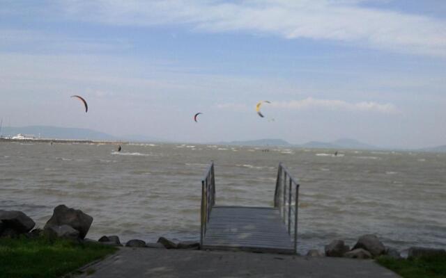 Balatonpart-lak