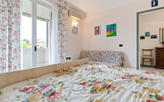 Vibrant Holiday Home in Lazise with Swimming Pool near Lake