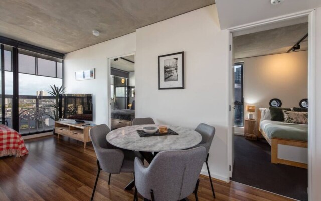 Stylish 2-bed Apt in Southbank With Parking