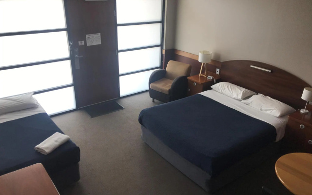 Highlander Hotel