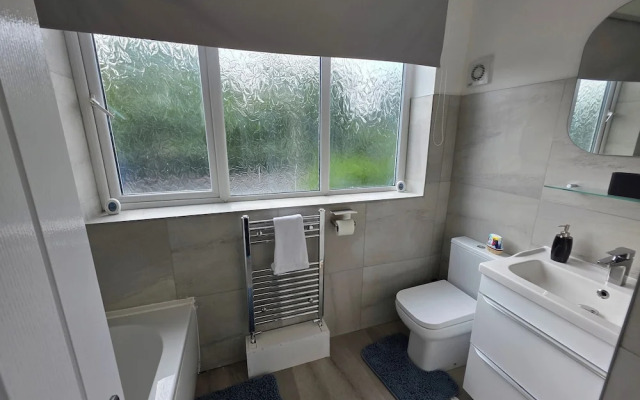 5 Beds, 7 Guests, Private Garden, Free Parking