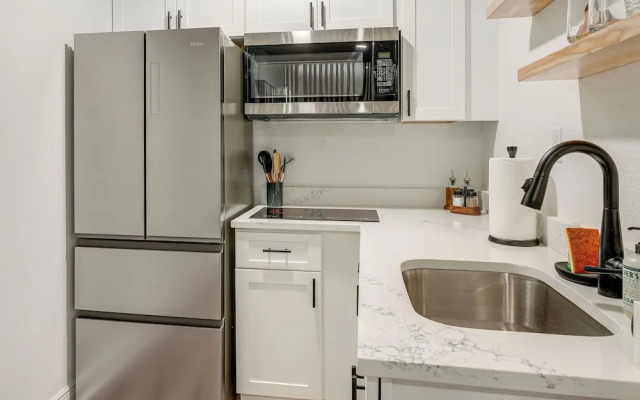 Stylish Lakeland Studio w/ Workspace