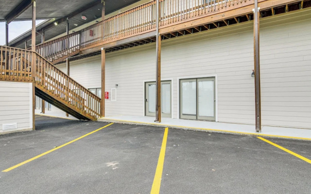 Kimberling City Condo w/ Lake Views & Pool Access