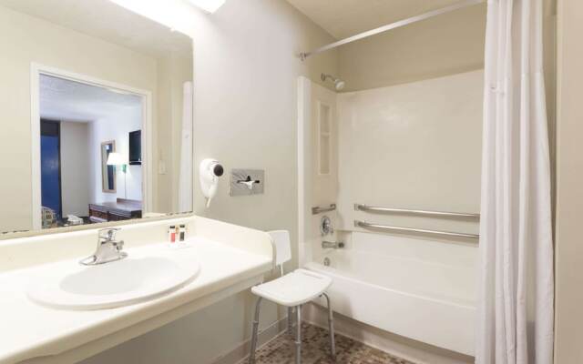 Travelodge Savannah Area/Richmond Hill