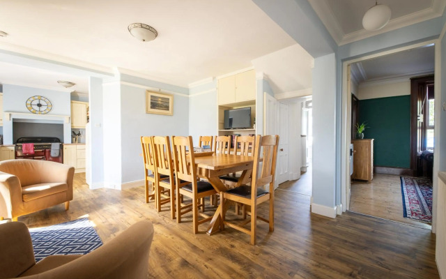 Seaview House - A Traditional Home by the Beach