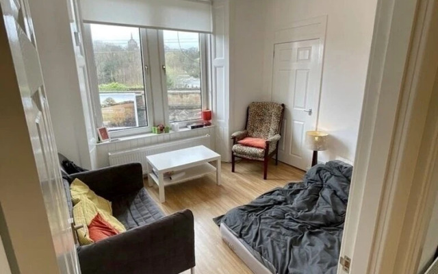 1-bed Apartment Next to Paisley Gilmour Station!