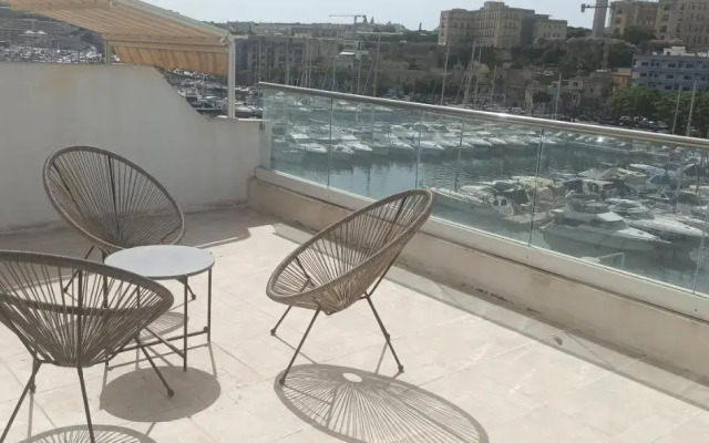 Amazing sea view penthouse near Valletta