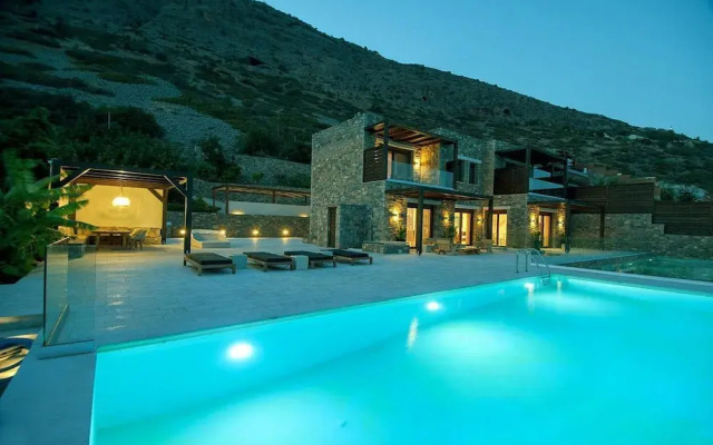 Beach Access 5 Bedroom Villa