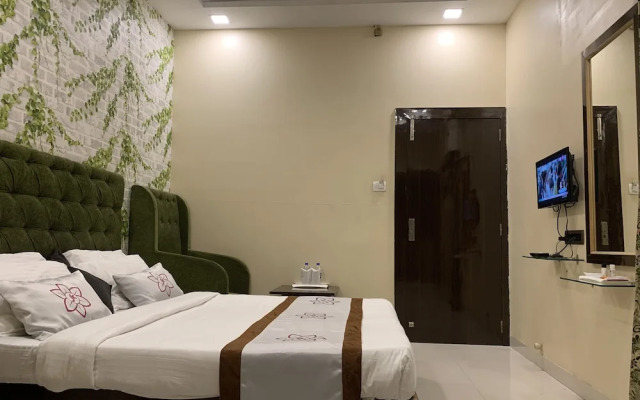 JK Rooms 126 Parashar Legacy - Station