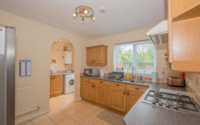 Modern 4 Bedroom Detached House in Cardiff