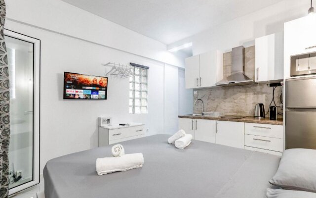 Lux studio 11 with yard in the heart of Athens