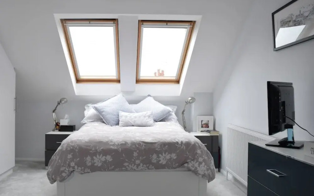 Large 3 Bedroom Family Home in Tooting