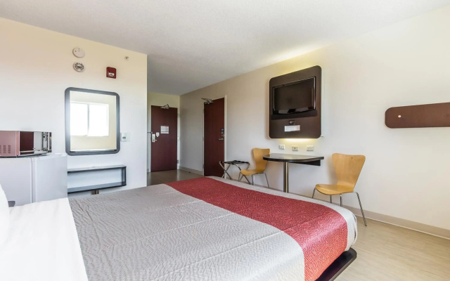 Motel 6 Kingston, ON