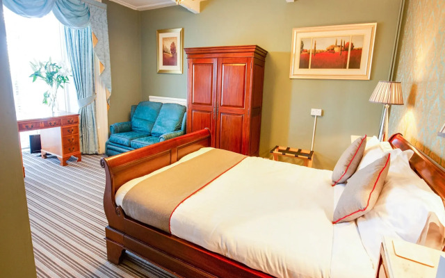 OYO Lamphey Hall Hotel