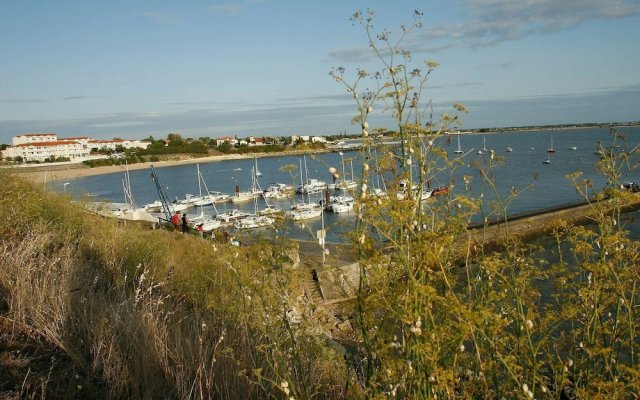 Apartment with a view on the pool or see near Fort Boyard