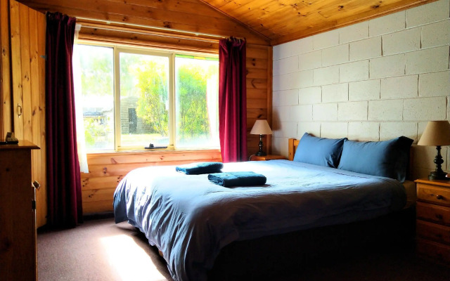 Twelve Apostles Motel & Country Retreat