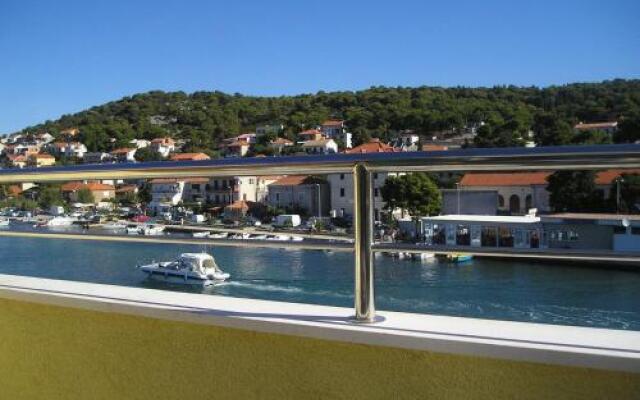 Apartments Luna Tisno