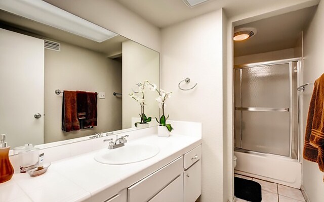 888 Convention Center 3 BEDROOM 2 BATH Condos