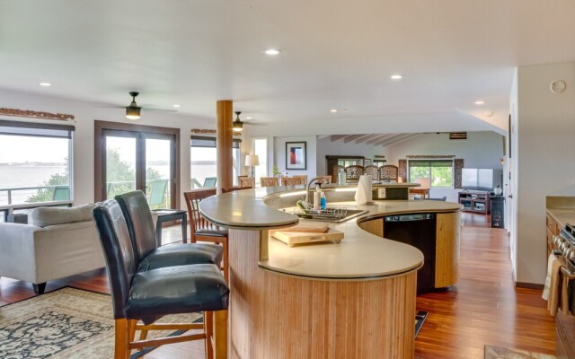 Hilo Home w/ Private Deck + Stunning Ocean Views!