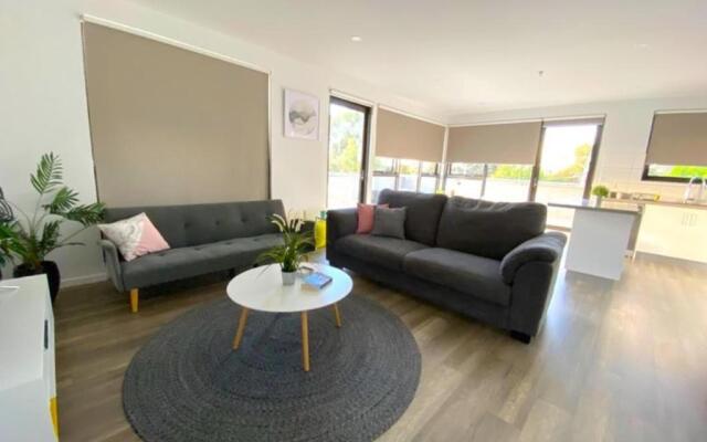 StayCentral-Heidelberg Heights Penthouse
