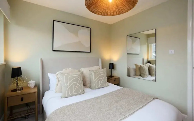 The Isleworth Place - Stunning 1bdr Flat With Balcony