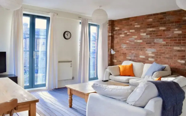 Spacious 2 Bedroom Stoke Newington Flat