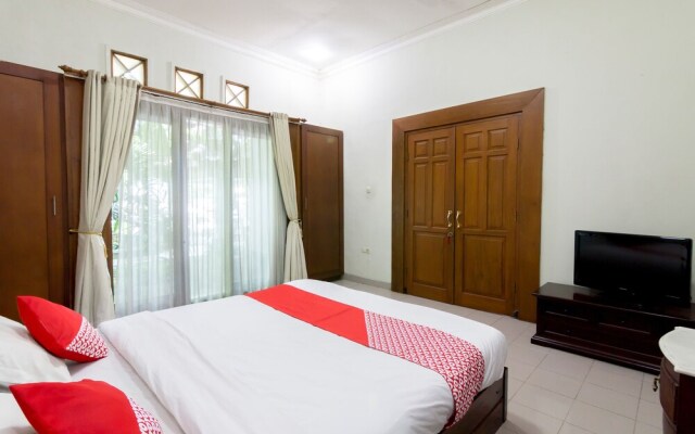 Oyo 1059 Roemah Oma Guest House