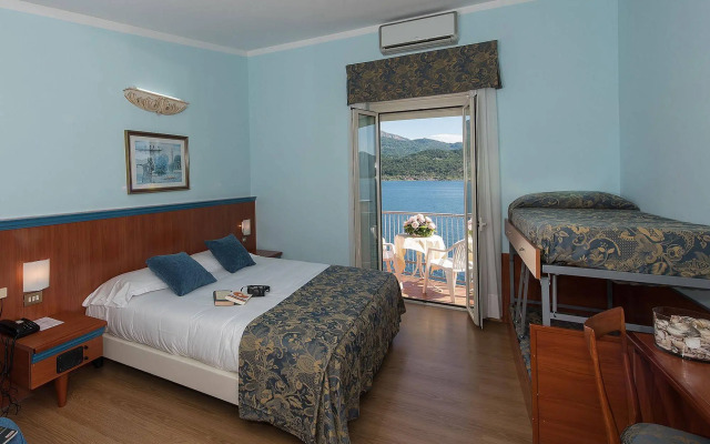 Hotel Carillon