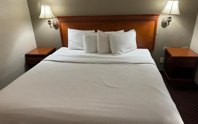 Rodeway Inn & Suites South of Fiesta Park