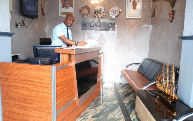Euro Lounge and Suites