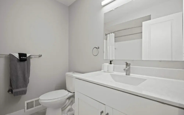 Spacious 2BR 2BA Apartment in the City