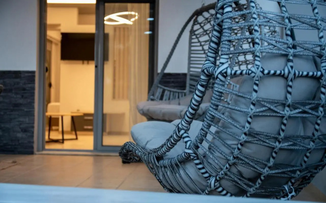 SithoniaRS Luxury Ground Floor Apartment With Private Garden