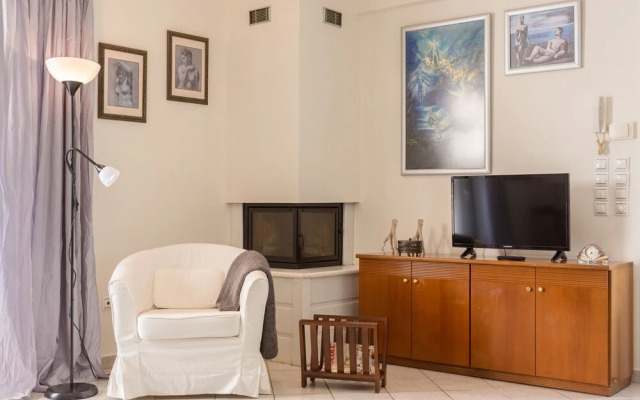 Santa Barbara lux studio in Marathonas