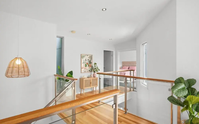 Luxurious 5-bed Home by Avoca Beach