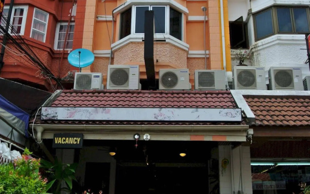 Karon Sunshine Guesthouse & Bar