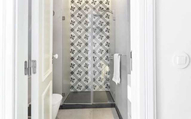 JOIVY Luxurious 2BR Apt w/street view, 2mins to Santa Justa Lift