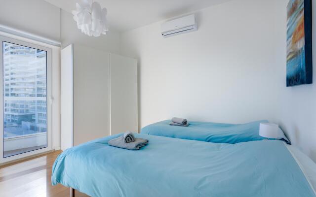 Modern Seaview Apartment, Top Location