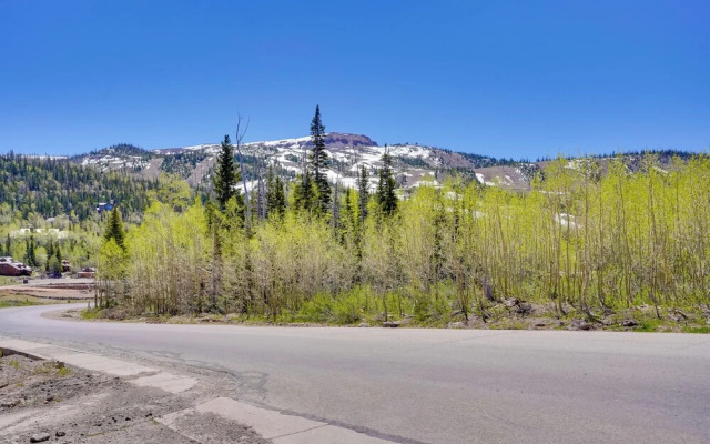 Walk to Ski Lift: Brian Head Condo w/ Pool Access!