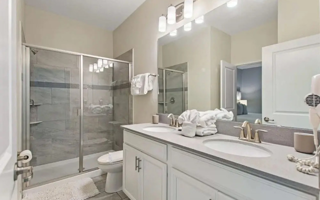 Upstay - Championsgate Home w Hot Tub-pool-cinema