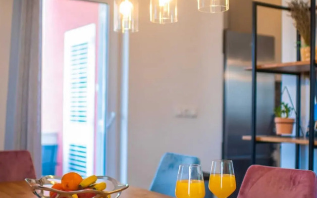 Charming and Tranquil Kastel Gomilica Apartment With Balcony and Patio