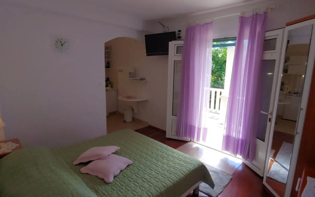 Cvita - 150 m From Pebble Beach - SA1